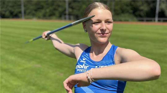 Greta Pauli wirft den Speer knapp 35 Meter weit.