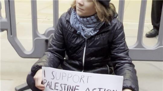 Greta Thunberg zeigt ihre Unterstützung für die propalästinensischen Organisation Palestine Action. 