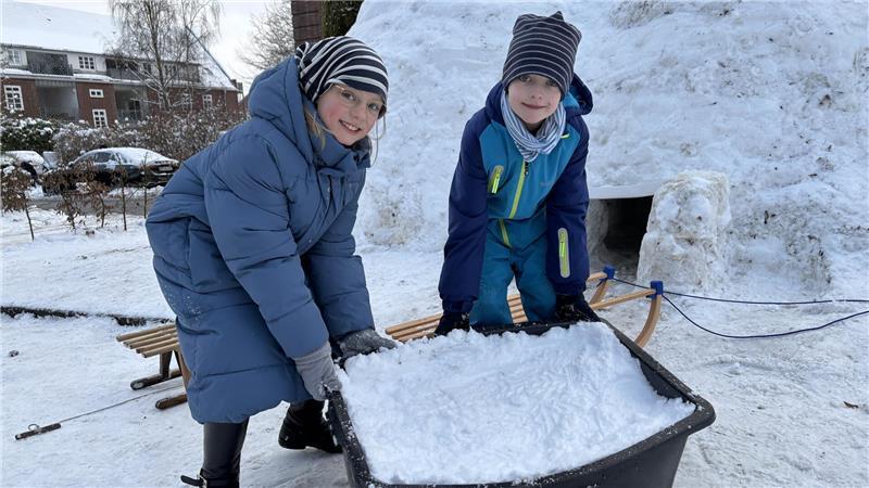 Greta und Johann zeigen die Plastikwanne, die sie für die Iglusteine benutzt haben.