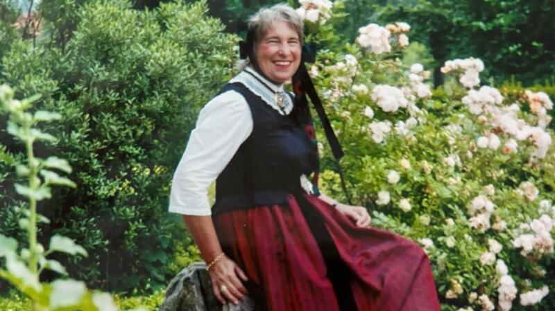 Grethild Korn in ihrer Tracht, die sie als Gästeführerin in Harsefeld trägt.
