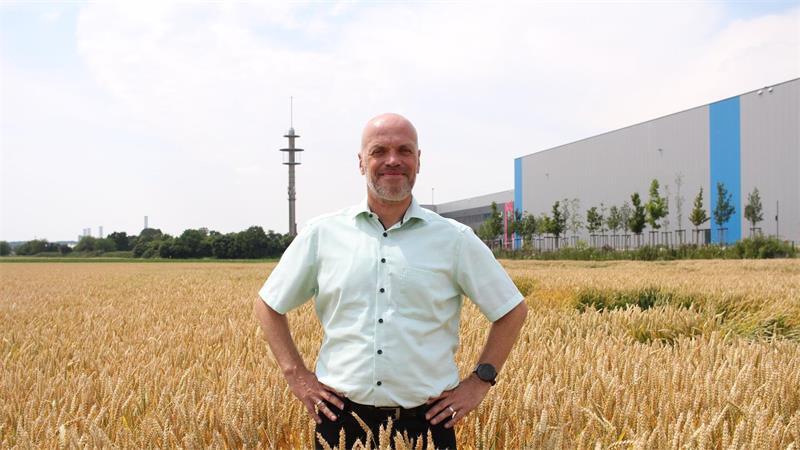 Grevenbroichs Bürgermeister Klaus Krützen (SPD) auf dem Grundstück, wo noch ein Weizenfeld ist - künftig soll dort das Microsoft-Rechenzentrum stehen. 