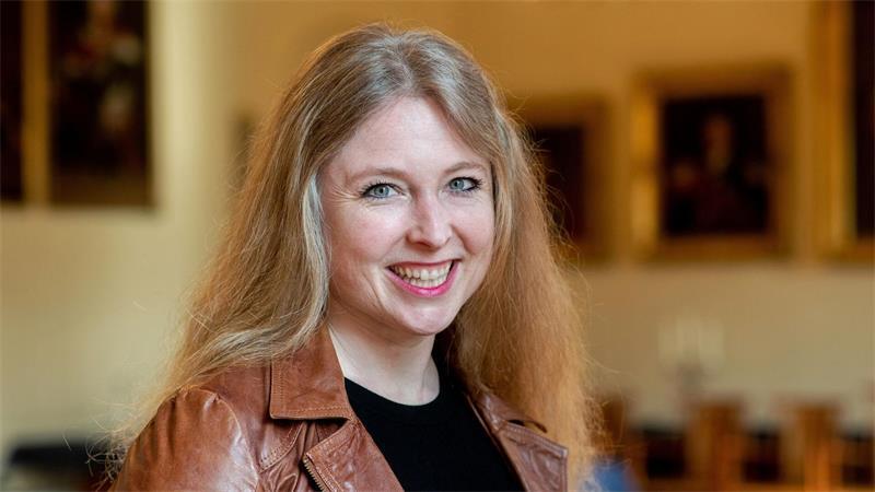 Kann Künstliche Intelligenz kleine Sprachen retten? Grietje Kammler, Leiterin des Plattdüütskbüros, hat mit ihrem Team Ideen für einen KI-trainierten Übersetzer für ostfriesisches Plattdeutsch.