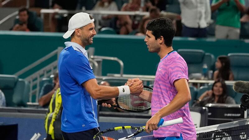 Dimitrow schaltet in Miami Alcaraz aus und trifft auf Zverev Grigor Dimitrov (l) und Carlos Alcaraz geben sich nach dem Match die Hand.