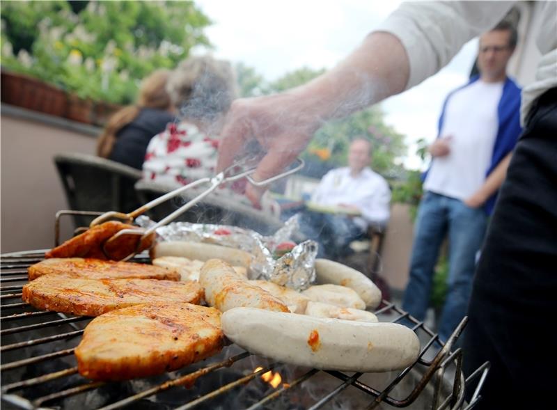 Grillen auf dem Balkon - dabei muss Rücksicht auf die Nachbarn genommen werden. Foto: Roland Weihrauch/dpa