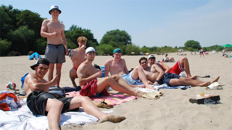 Auf der Suche nach Abkühlung: So erlebt der Kreis Stade das Hitze-Wochenende Grillen und chillen mit Urlaubsfeeling: Buxtehuder Beachboys am Bassenflether Elbstrand.