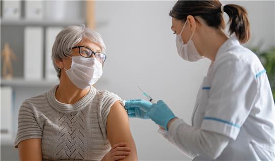 Grippeschutz ist besonders wichtig für Menschen ab 60 Jahren. Foto: Choreograph, iStock/Getty/Sanofi-Aventis Deutschland GmbH/obs