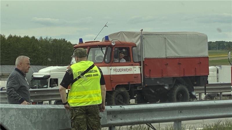 Ständig heulen die Sirenen: Mit dem Hilfskonvoi bis ans Kriegsgebiet Grischa Kaflowsky im Gespräch mit einem polnischen Grenzschützer.