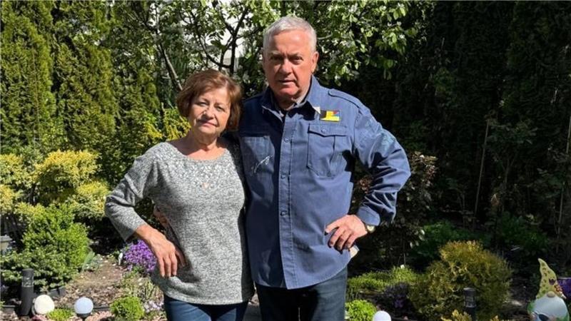 Krieg in Osteuropa: Landkreis sucht Rettungswagen für die Ukraine Grischa Kaflowsky mit seiner Frau Halyna im Garten in Kiew.