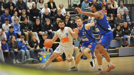 Größenunterschied: Der Stader Nil Angelats (1,88 m) im Duell mit dem Göttinger Anthony Okao (2,10 m).