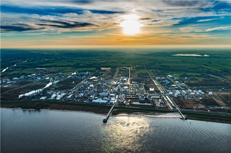 Größer als 700 Fußballfelder ist das Gelände der Dow an der Elbe in Stade Bützfleth. Der Standort ist nicht in Gefahr, sagt die Konzernleitung. Foto: Elsen