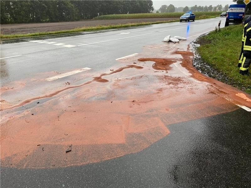 Größere Mengen Betriebsstoffe waren ausgetreten, eine Spezialfirma wird die Straße am Vormittag reinigen.