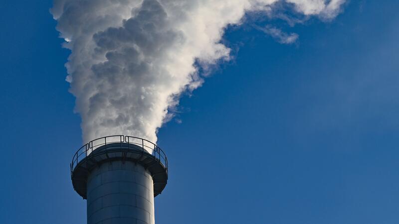 Analyse: Dax-Konzerne senken Treibhausgas-Ausstoß Größter Emittent von Treibhausgasen war 2023 der Baustoffkonzern Heidelberg Materials, gefolgt vom Energieunternehmen RWE und dem Chemiekonzern BASF. (Symbolbild)
