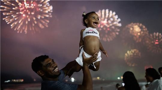 Groß und Klein begrüßen das neue Jahr in Rio. 