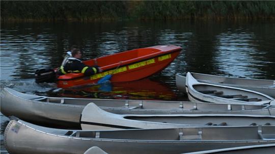 Großalarm: Feuerwehrleute und Wasserretter der DLRG suchen Schwinge, Hafen und Burggraben am Montagabend in Stade nach einem vermissten Stand-Up-Paddle-Ausflügler ab.
