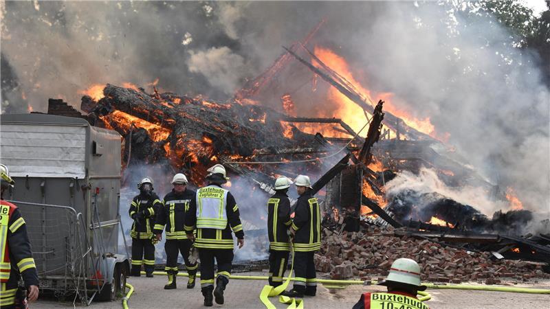 Großalarm für alle Buxtehuder Feuerwehren: Das mehr als 100 Jahre alte Fachwerkhallenhaus eines Pferdehofs im Westmoor brennt im August 2018 nieder.