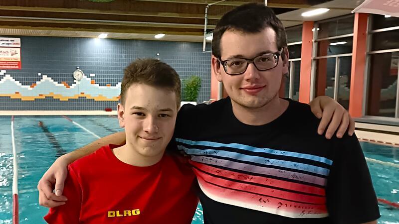 Großartiger Einsatz: Thies-Luca Potthoff (links) und Florian Meyer schwammen zusammen neunhundert Bahnen.