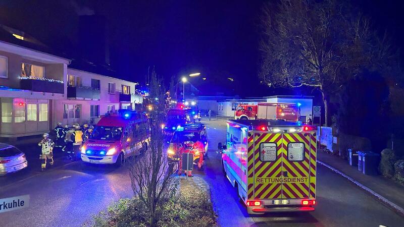 Großaufgebot an Einsatzkräften von Feuerwehr und DRK sammelt sich am Westpreußenweg in Buxtehude.