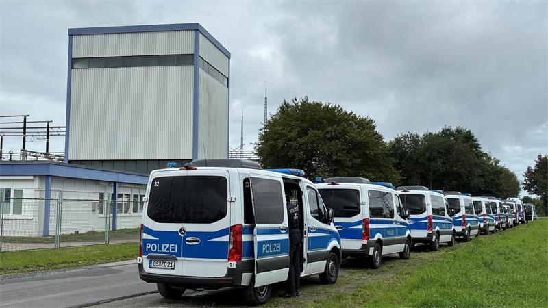 Stromnetz-Saboteure oder Metalldiebe: Polizei auf der Pirsch in Dollern Großaufgebot der Polizei vor dem Umspannwerk.