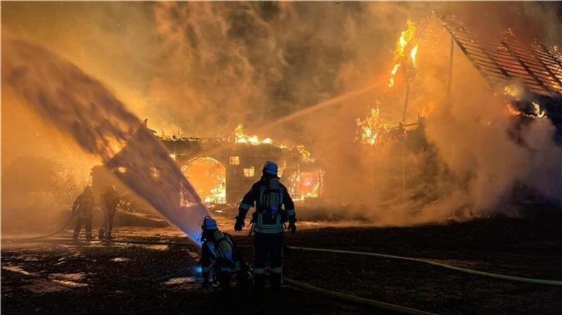 Posttraumatische Belastungsstörung: Wie ein Feuerwehrmann für Anerkennung kämpft Großbrände, wie hier in Dollern, oder schwere Unfälle: Feuerwehrleute sind bei ihren Einsätzen oft einer hohen Belastung ausgesetzt.
