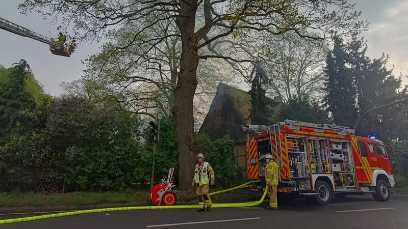 Blick in Stades Zukunft: Entsteht hier ein neuer Feuerwehr-Standort? Großbrand einer Scheune an der Kreuzung B73/Hahle. Sind die Stadtteile Hahle und Haddorf feuerwehrtechnisch unterversorgt?