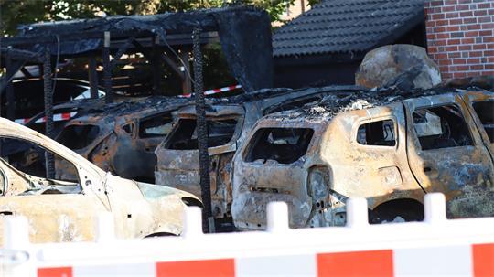 Großbrand im Kastanienweg: In der Nacht von Samstag auf Sonntag wurden hier elf Autos und Häuser zerstört, außerdem sind bei dem Brand Menschen schwer verletzt worden.