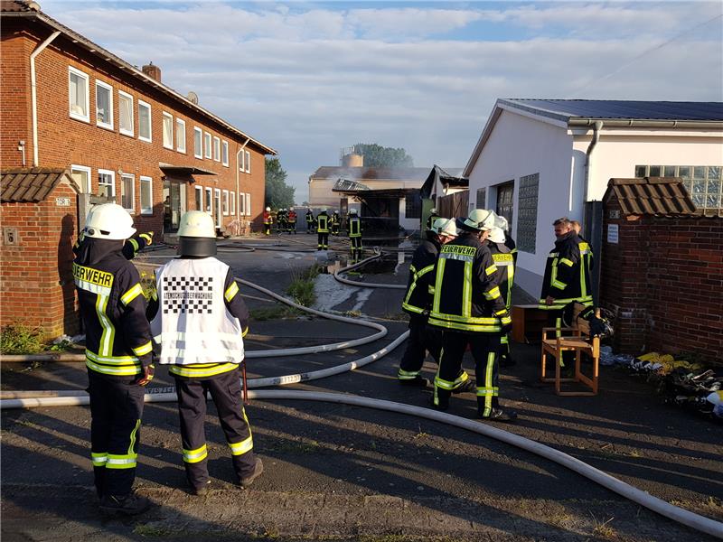 Zwei Lagerhallen in Kutenholz bei Großbrand vernichtet Großbrand in Kutenholz. Fotos: Beneke