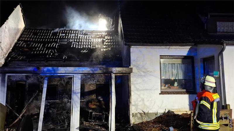 Großbrand in Rhade ruft 75 Feuerwehrleute auf den Plan.