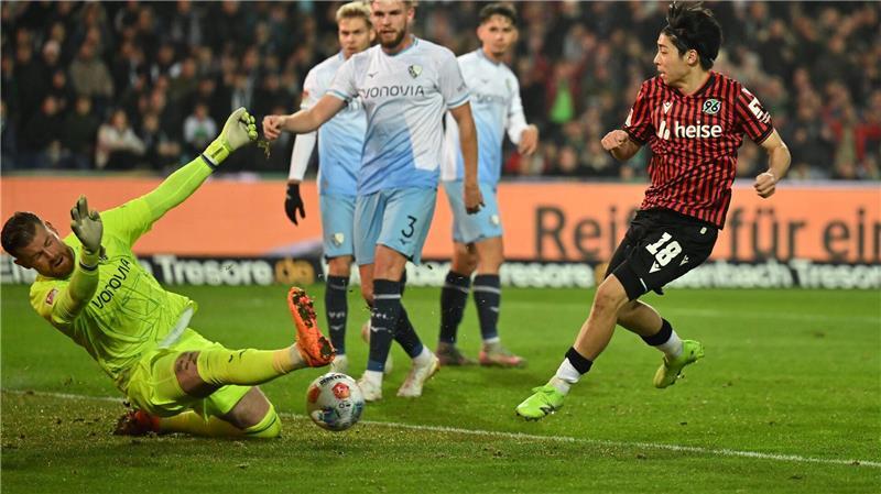 Großchance für Hannover: Daisuke Yokota scheitert an Bochums Torwart Timo Horn.