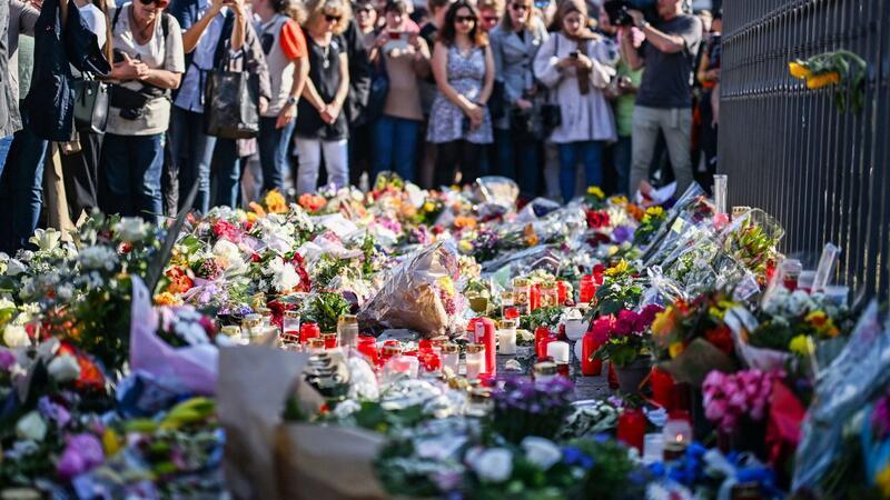 Messerangriff in Mannheim - Bundesanwaltschaft ermittelt Große Anteilnahme bei der Kundgebung „Mannheim hält zusammen“: Laut Polizei beteiligten sich 8000 Menschen.