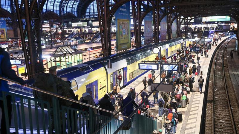 Große Bahnknoten wie Hamburg sind überlastet. (Archivbild) 