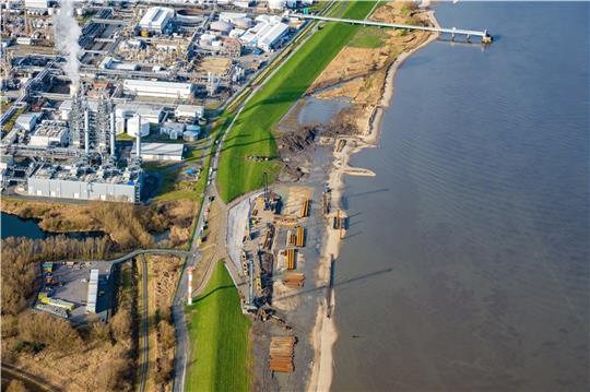 Große Baustelle am Elbufer auf Höhe des Dow-Werks: Hier entsteht der Stader LNG-Anleger. Sein Bau ist umstritten. Foto: Martin Elsen