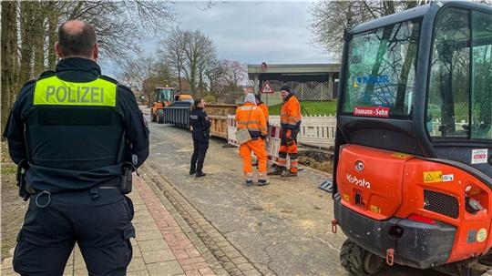 Große Baustellenfahrzeuge und eine tiefe Grube: Für Autofahrer ist in der Jahnstraße offenbar trotzdem noch genügend Platz, um sich vorbeizuschlängeln. Fotos: Ahrens