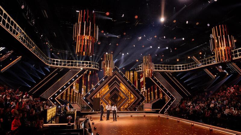 Kelly-Spross tanzt bei „Let’s Dance“ allen davon Große Bühne für die Promi-Tänzerinnen und -Tänzer.