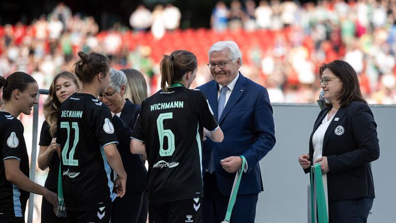 Werder-Coach Horsch: „Richtig geile Pokalreise“ Große Ehre: Bundespräsident Frank-Walter Steinmeier überreicht den Werder-Spielerinnen die Medaillen.