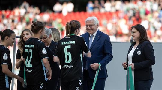 Große Ehre: Bundespräsident Frank-Walter Steinmeier überreicht den Werder-Spielerinnen die Medaillen.