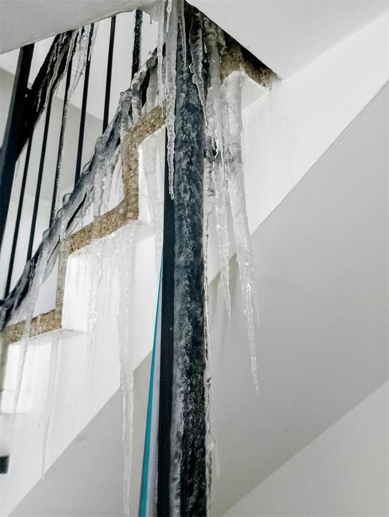 Eis im Treppenhaus und verstopfte WCs: Lage im Stader Hochhaus spitzt sich zu Große Eiszapfen hingen am Wochenende im Treppenhaus des Hochhauses in der Grünendeicher Straße 2.