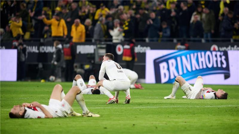 Große Enttäuschung: Die Spieler des FC St. Pauli nach der Niederlage in Dortmund.