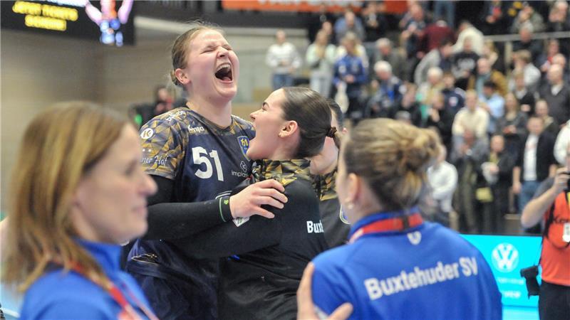 Große Erleichterung: Lin Lück (links) und die verletzte Larissa Kroepel feiern den Heimsieg gegen Oldenburg.