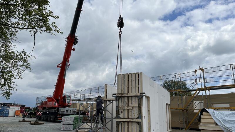 Große Fertigteile in Holzrahmenbauweise sorgen für einen täglich sichtbaren Fortschritt beim Bau der Turbo-Kita.
