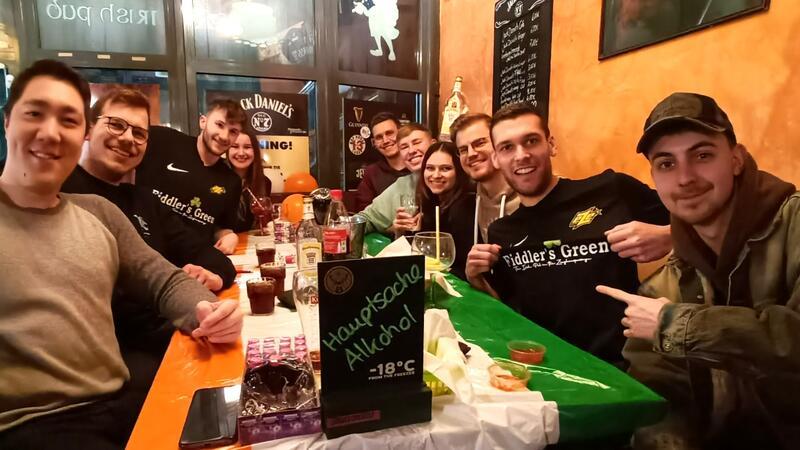 Große Fiddler's- und Kirsche-Fans: das Pubquiz-Team "Hauptsache, Alkohol".