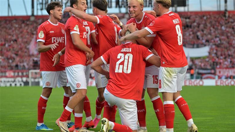 Rot-Weiss Essen wirft St. Pauli aus dem Pokal Große Freude: Essen steht erstmals seit sechs Jahren wieder in der 2. Pokalrunde.