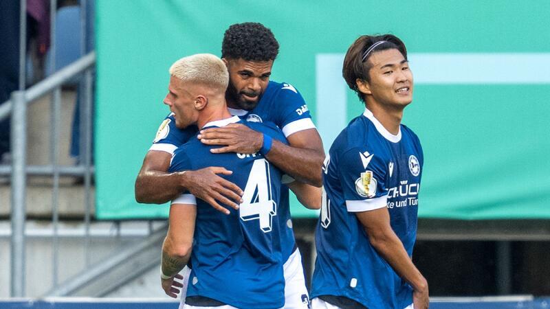 Große Freude bei Arminia Bielefeld nach dem zweiten Treffer gegen Hannover 96.