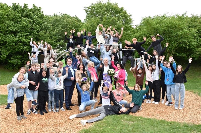 Große Freude bei Schülern, Lehrern, Spendern und allen, die die Anschaffung des neuen Klettergerüstes an der Oberschule in Apensen ermöglicht haben. Foto: Silvia Holtfreter