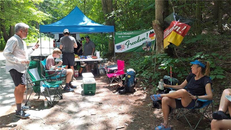 „Trail Magic“: Dipshorner erlebt magische Momente auf dem Appalachian Trail Große Freude bei den Hikern: Jörg Seeger veranstaltet gemeinsam mit Verwandten eine Trail Magic. Es gibt Burger, Hot Dogs, Snacks und Obst.