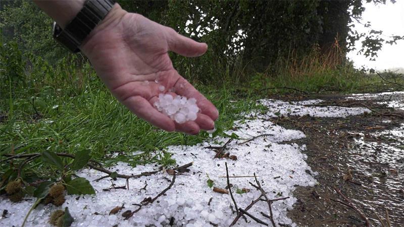 Große Hagelkörner kamen bei einem Unwetter in Mecklenburg-Vorpommern runter.