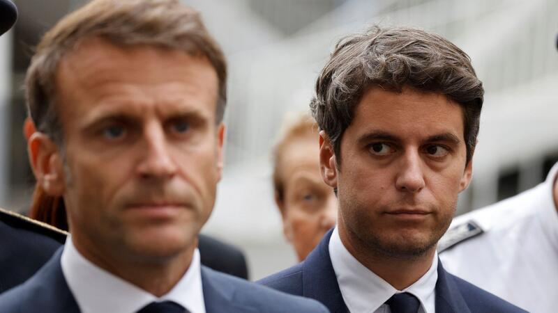 Junger Premier Attal hilft Macron nicht aus der Klemme Große Haushaltslöcher setzen die Regierung von Macron (l) unter Druck - Attal (r) arbeitet an unpopulären kurzfristigen Sparmaßnahmen.