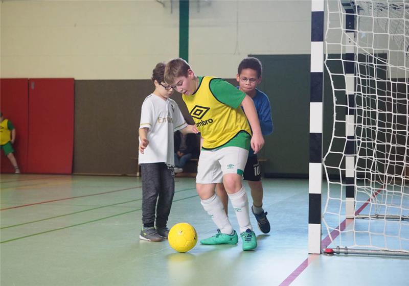 Große Konzentration und eine gute Fußtechnik sind von den Blindenfußballern gefordert. Bei Werder Bremen können Kinder mit einer starken Sehschwäche sich sportlich betätigen. Der Ball rasselt, damit die Kinder ihn orten können. Fotos: Golitschek