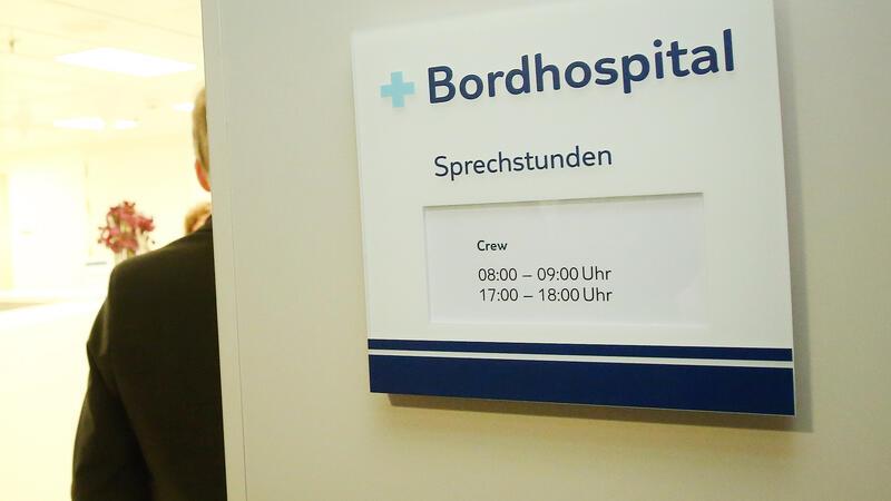 Norovirus: Wie hoch ist das Risiko auf Kreuzfahrtschiffen? Ein Türschild auf dem "Bordhospital" geschrieben steht.