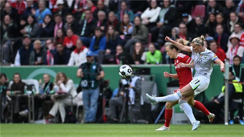 4:0 – Bayern-Fußballerinnen holen Pokal, Popp geht titellos Große Kulisse: Das Kölner Stadion war so voll wie noch nie in einem Pokalfinale.