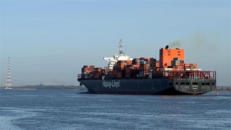 Vom Fluss zum Industriekanal: Kritiker der Elbvertiefung ziehen bittere Bilanz Große Ladungsreserven: Im Schnitt haben die Containerschiffe noch viel Wasser unter dem Kiel.